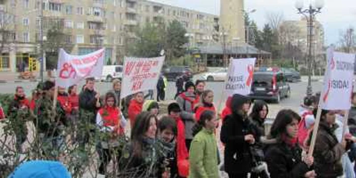 Tinerii au purtat pancarte cu mesaje împotriva discriminării persoanelor seropozitive