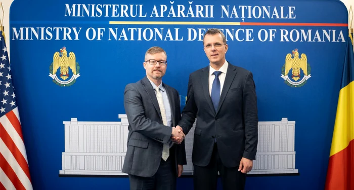 Întâlnirea dintre Liviu-Ionuț Moșteanu și Michael Dickerson FOTO: MApN