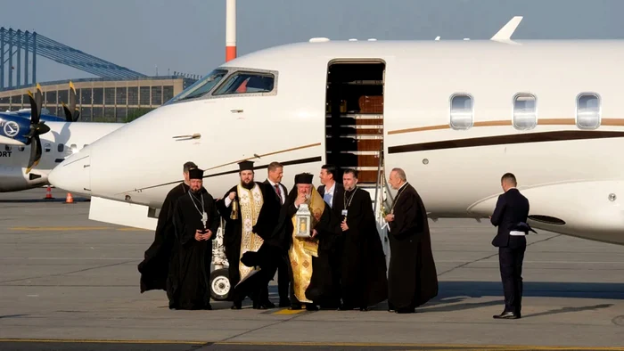 Cum ajungea „lumina sfântă” când nu existau avioane, se întreabă Ioan-Florin Florescu. FOTO: BOR