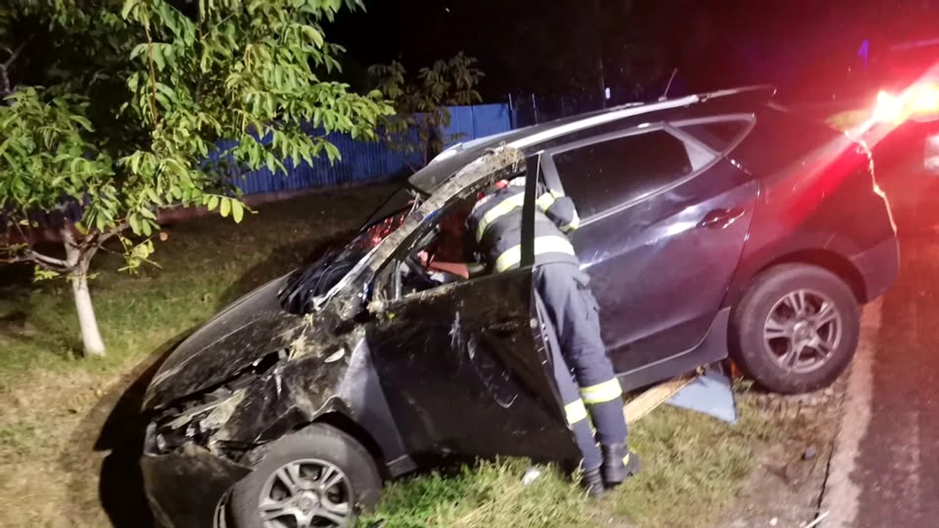 Mașina a ieșit în afara părții carosabile