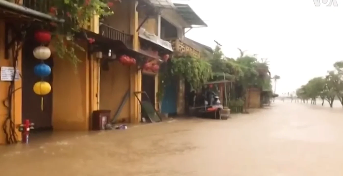 
    Mai multe persoane și-au pierdut viața în urma inundațiilor din Vietnam  