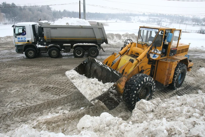 Pe şoselele din nordul judetului Galati se actionează cu utilaje pentru deszăpezire. Foto: Adevărul/arhivă
