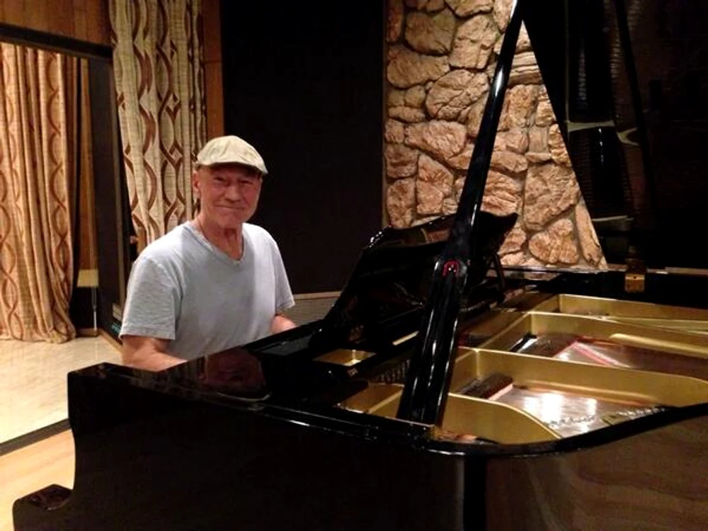 17 patrick stewart canta la pian jpg jpeg