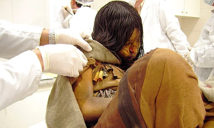 Mumia „Fecioarei din Llullaillaco” (© Flickr / Pedro Groover)
