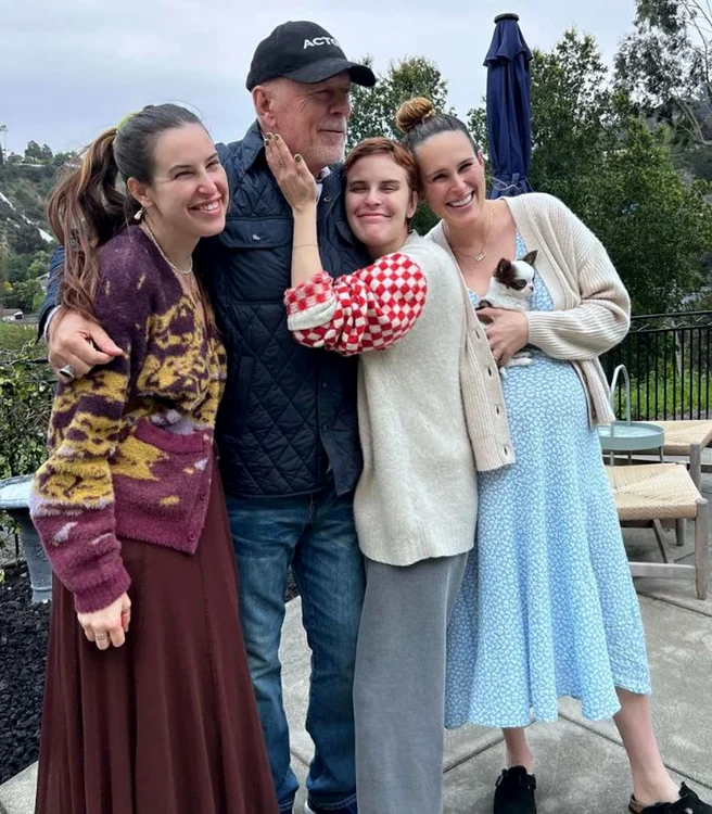 Bruce Willis, alături de Scout, Tallulah și Rumer (Foto: Instagram)