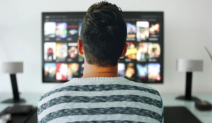 Bărbat privind la TV / foto: Pixabay
