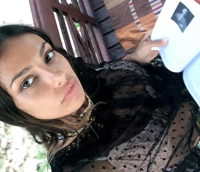 
    Mădălina Ghenea, surprinzător de naturală şi tristă. (Foto: Facebook)  