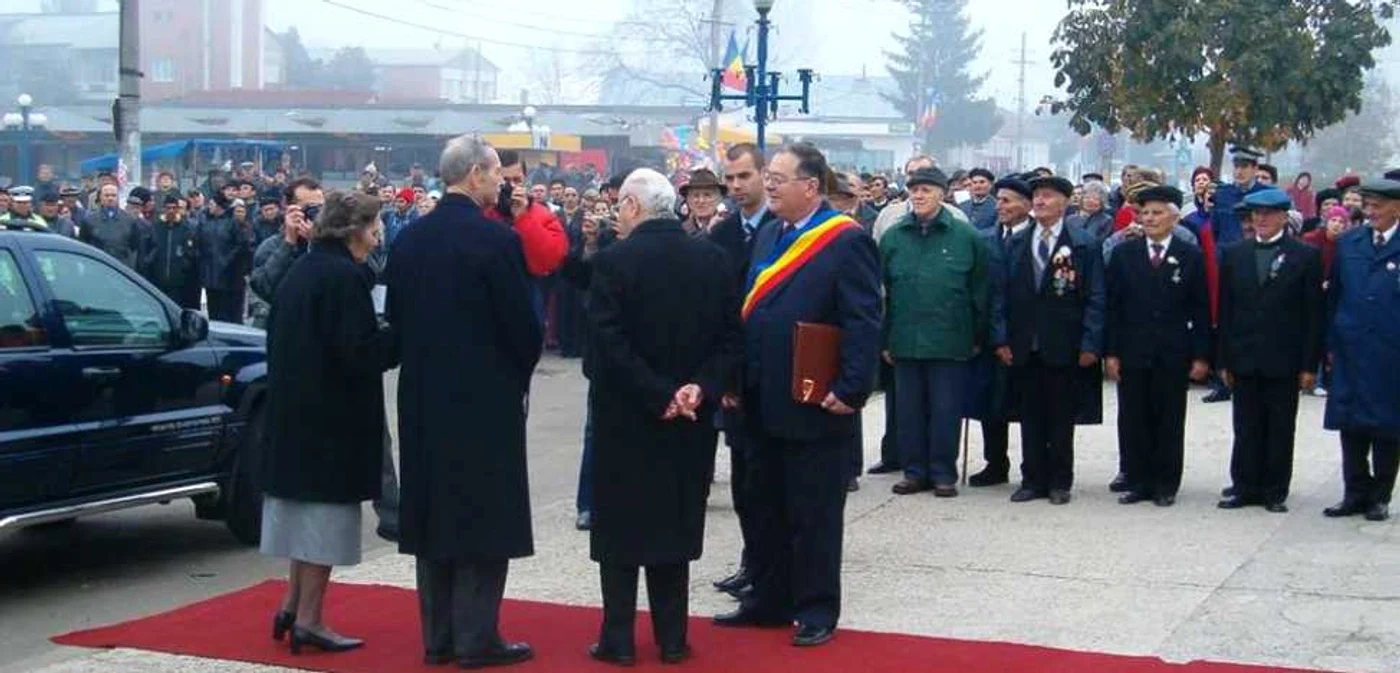 Regele Mihai a fost la Mărăşeşti în anul 2004  FOTO: Facebook Mona Braşov