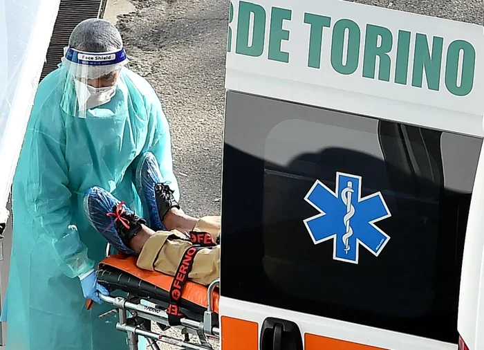 Bolnav de COVID-19 adus la un spital improvizat din Torino FOTO EPA-EFE