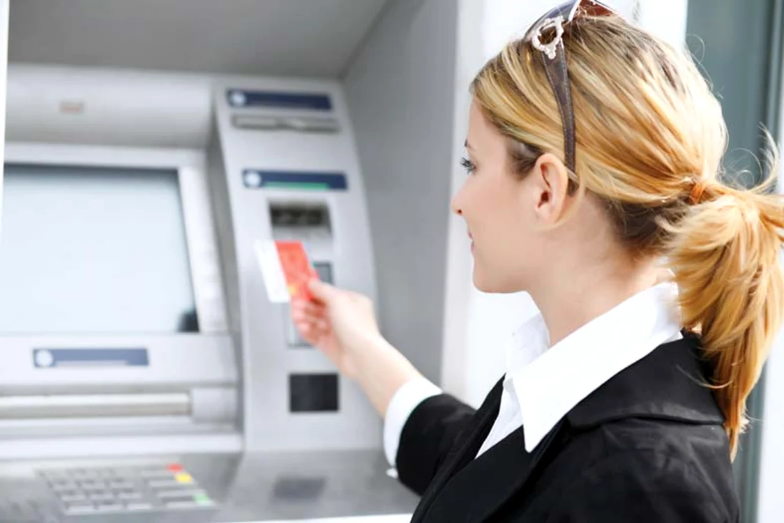 
    Guvernul a aprobat cadrul legal pentru plata taxelor cu cardul, online şi la Trezorerie, din 2015  