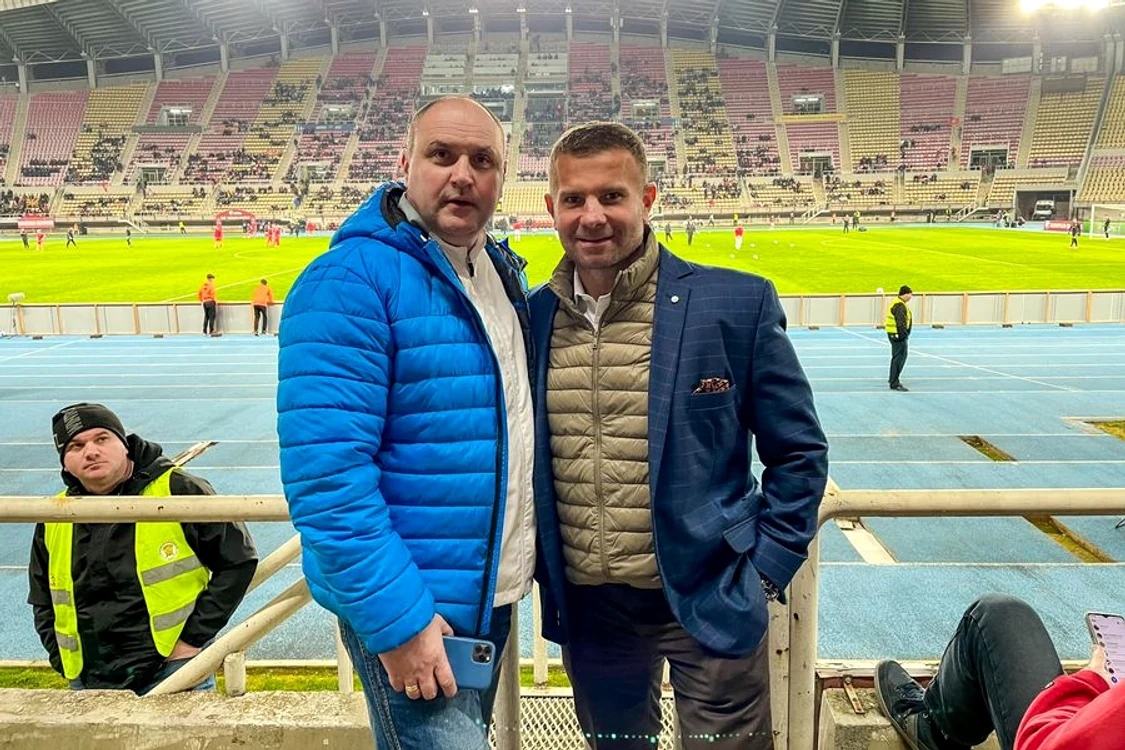 Gabriel Toncean (dreapta), pe stadion, la meciul Macedonia de Nord - Malta. FOTO: Facebook