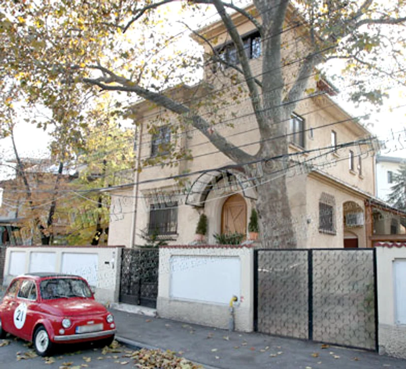Pe vremea când era ministru, Traian Băsescu locuia împreună cu familia la parterul vilei din Bd. Constantin Prezan (Fotografii: Florin Şuler)