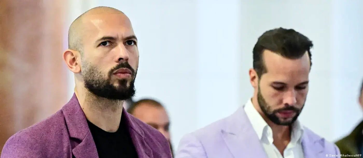 Andrew și Tristan Tate în fața instanței la București (imagine din 2024)