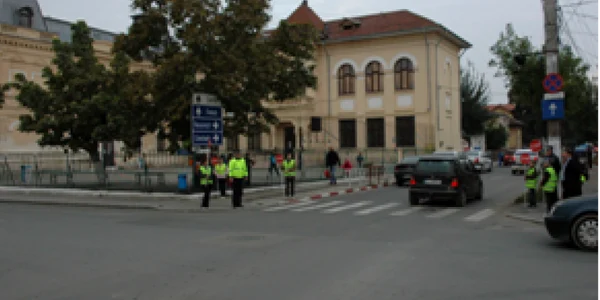 Poliţiştii împreună cu elevii au dirijat astăzi circulaţia