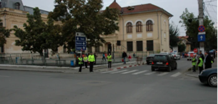 Poliţiştii împreună cu elevii au dirijat astăzi circulaţia