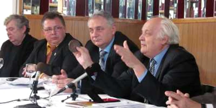 Victor Crăciun prezintă medalia aniversară a Congresului, pe care apar chipurile lui Mihai Eminescu şi Nicolae Iorga şi steagul dacic
