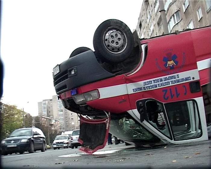 Braşov: Ambulanţă răsturnată în intersecţie (UPDATE) - FOTO şi VIDEO