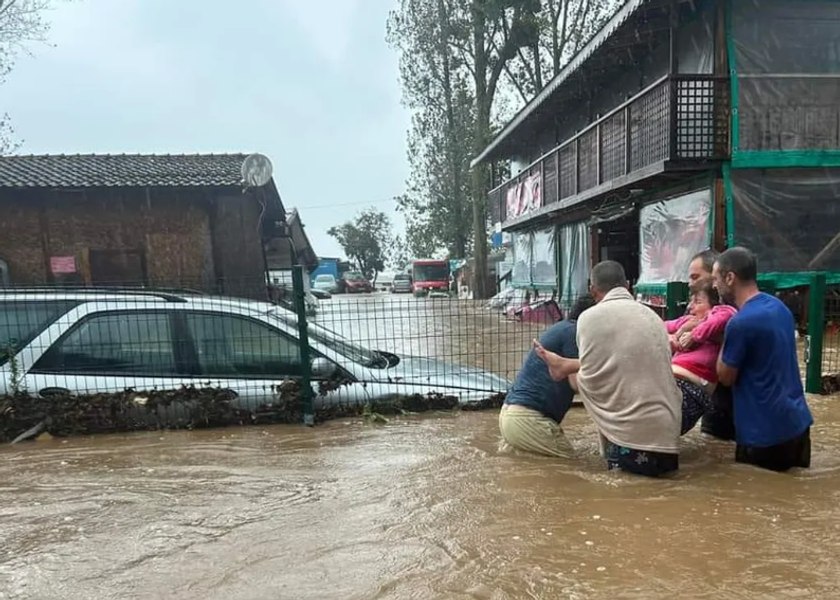 Alerte de inundaţii puternice în Bulgaria. Râurile s-au revărsat în sud-estul țării