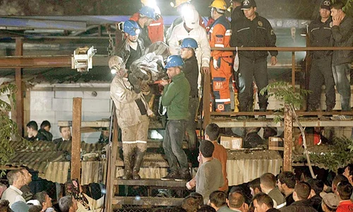 Minerii scăpaţi din  iadul de foc sunt  întâmpinaţi cu emoţie (Fotografii: Reuters) jpeg