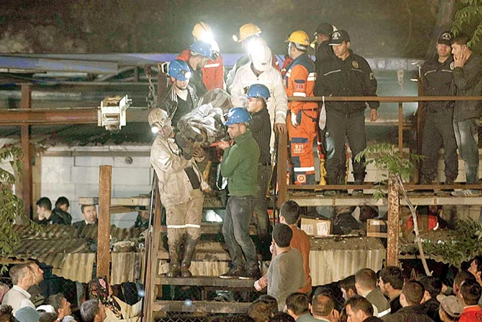 Minerii scăpaţi din iadul de foc sunt întâmpinaţi cu emoţie (Fotografii: Reuters)