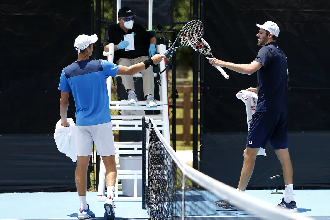 
    Hubert Hurkacz și Reilly Opelka și-au atins rachetele la finalul meciului disputat în FloridaFoto: Guliver / GettyImages  