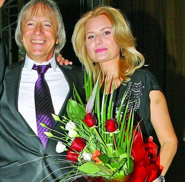 
    Mihai Constantinescu a profita de ocazie pentru a îşi scoate iubita în oraşFoto: Click!  