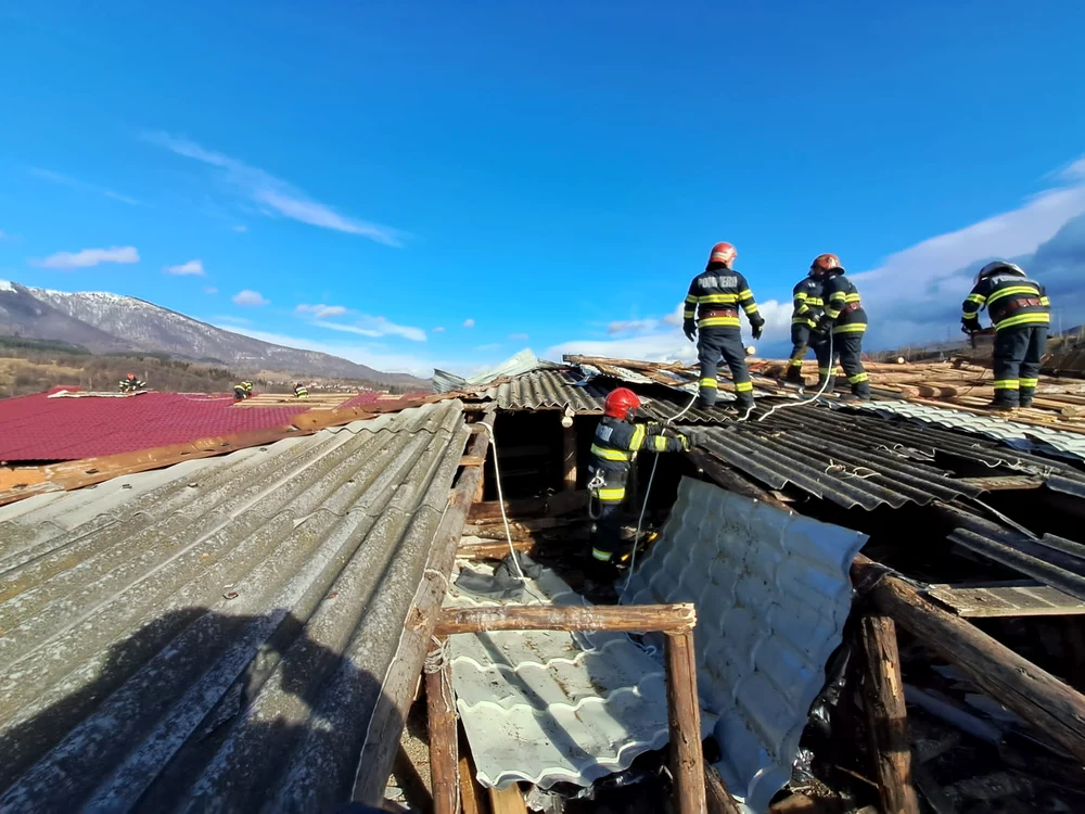 Acoperiș luat de vânt FOTO ISU Hunedoara