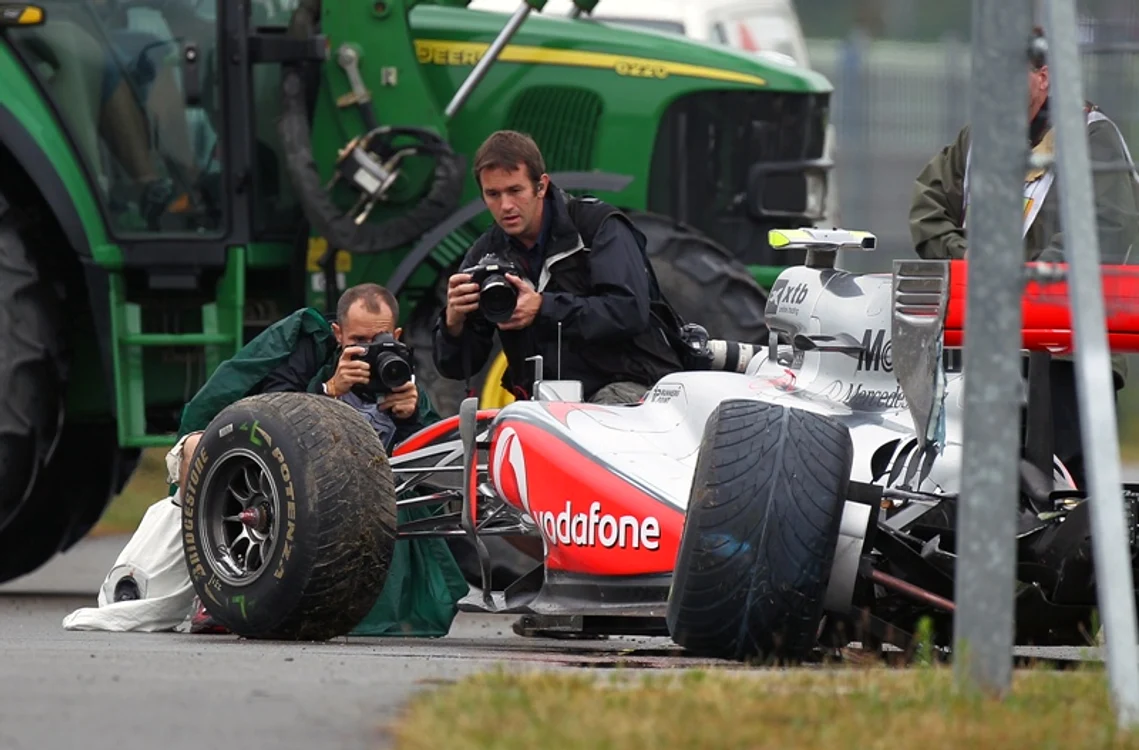 
    Monopostul avariat al lui Lewis Hamilton  