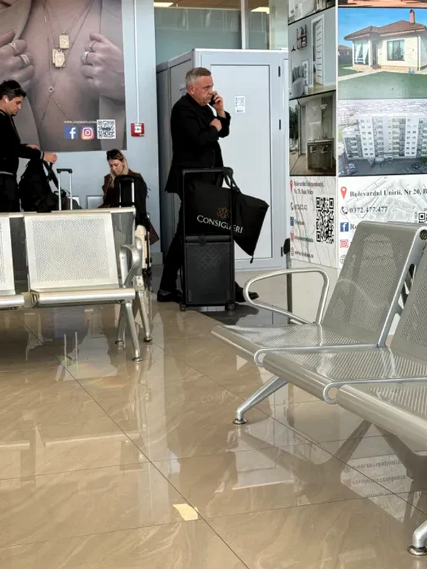 Florin Barbu, fotografiat cu o valiză de lux. FOTO: G4media