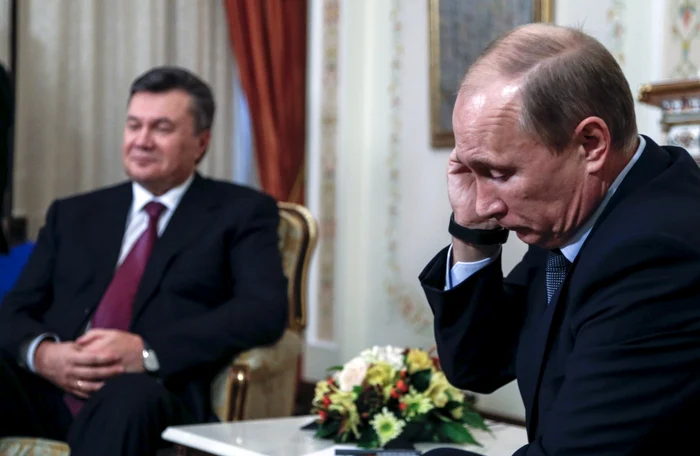 Preşedintele ucrainean Viktor Ianukovici (stânga), în cadrul unei întâlniri cu liderul rus, Vladimir Putin (dreapta) FOTO Reuters