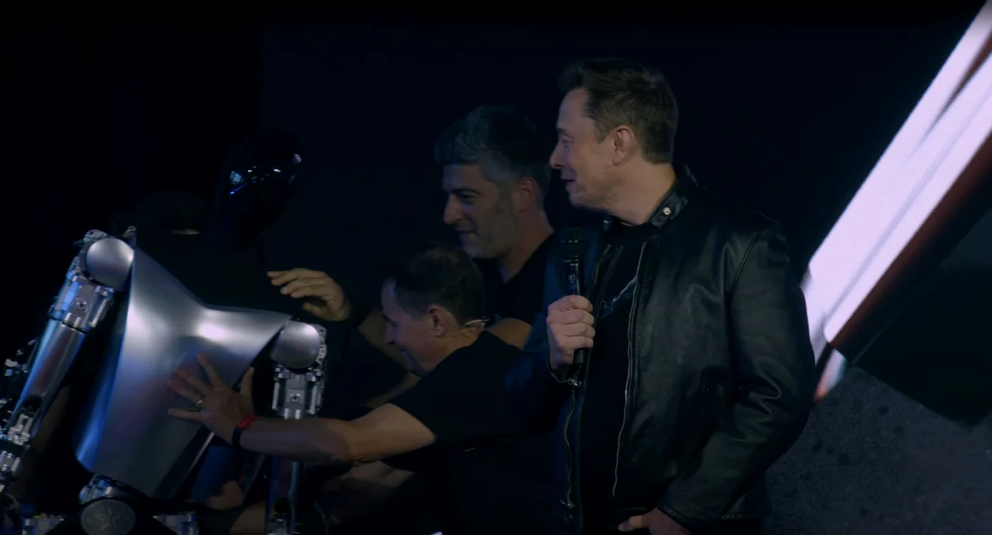 Elon Musk cu robotul umanoid Optimus la Tesla AI Day 2022 CAPTURĂ Tesla YouTube (1) jpg