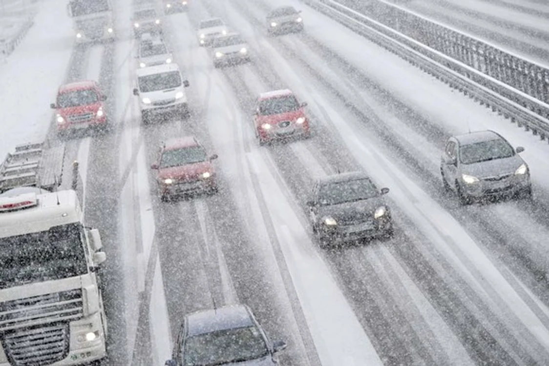 
    Ninsorile îngreunează traficul rutier   