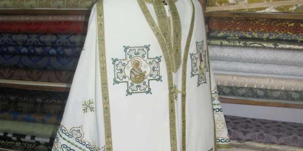 Atelierul unde preoteasa crează veşminte