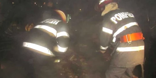 Incendiul a fost stins de pompierii ajunşi la faţa locului.