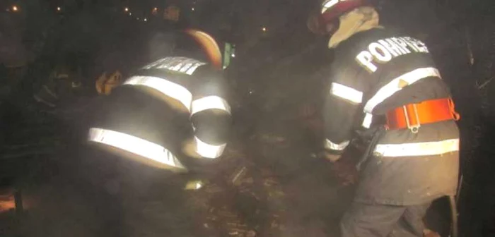 Incendiul a fost stins de pompierii ajunşi la faţa locului.