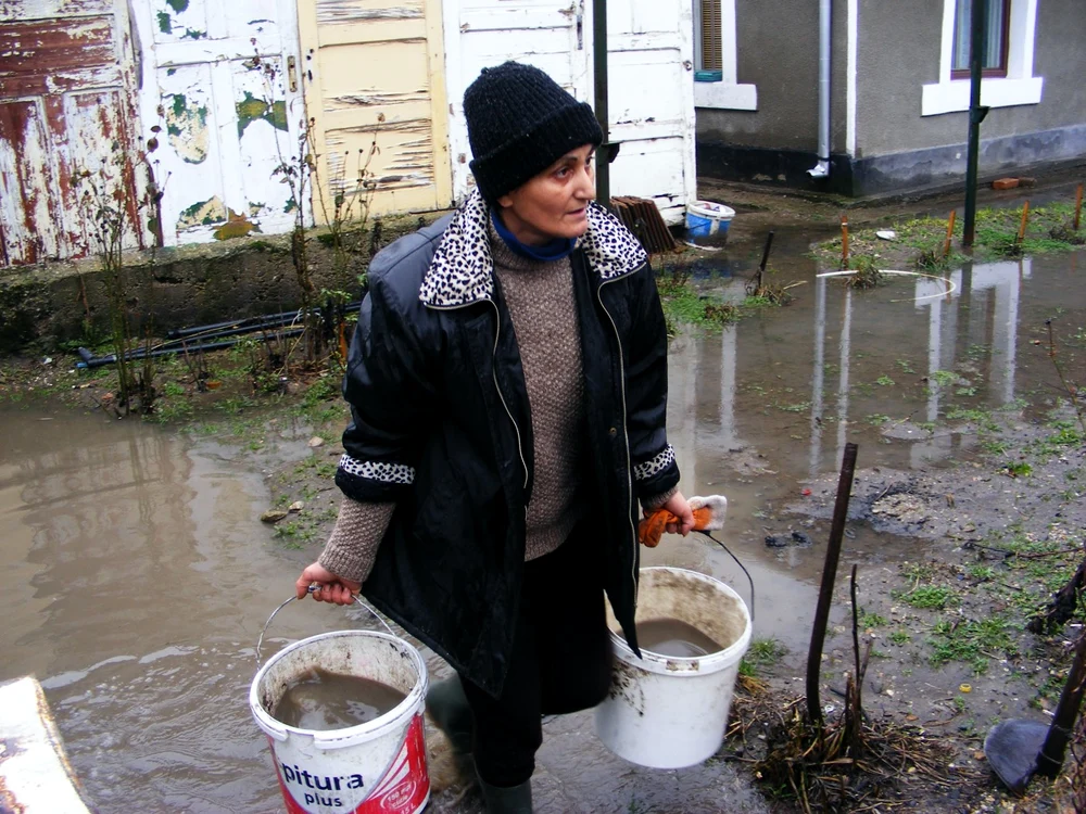 Severinenii au scos apa din curte cu găleţile FOTO Corina Macavei