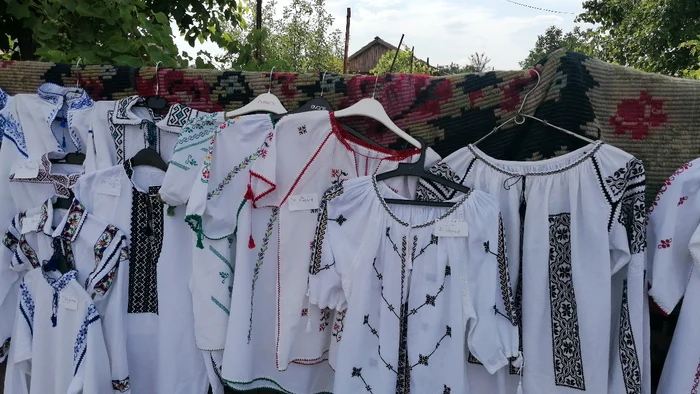 Sute de cămăși se cos anual la Cezieni FOTO: A. Mitran
