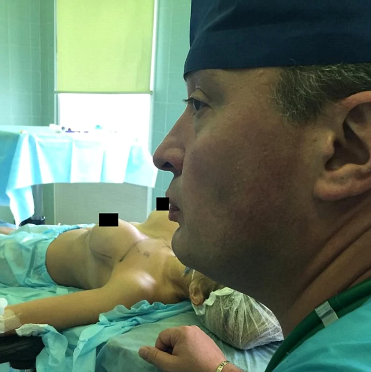 Într-una dintre imagini s-a fotografiat astfel încât să pară că sărută sânul abia operat al unei paciente
