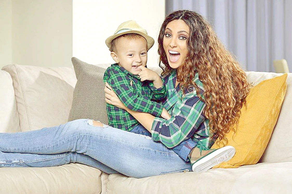 
    Claudia Pavel, împreună cu fiul ei în vârstă de doi ani, Noahfoto: OK! Magazine  