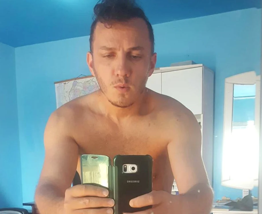 Mihai se pare că adoră să-şi facă selfie în chiloţifoto: arhiva personală