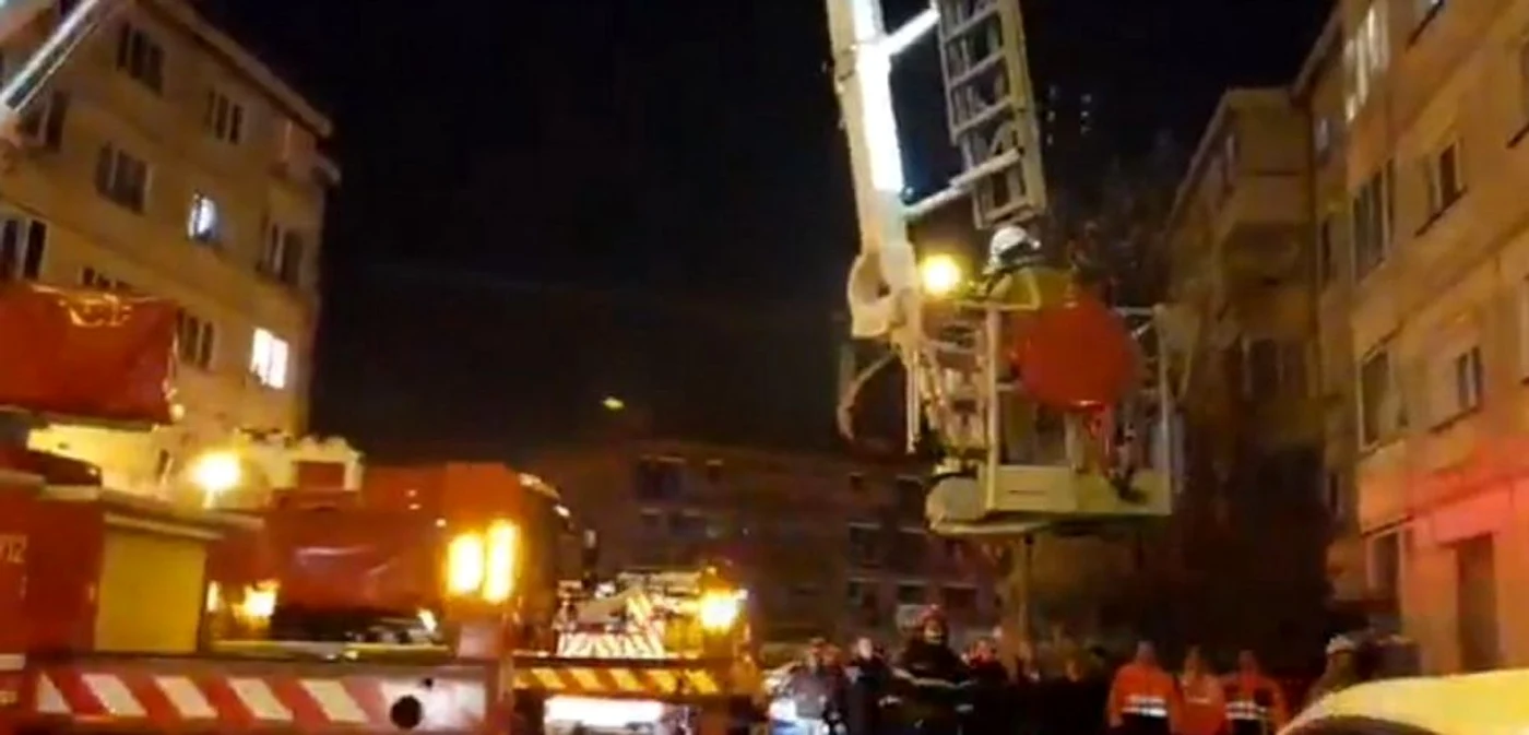 O tânără care striga că e sechestrată la etajul 3 al unui bloc din Oradea a fost coborâtă de pompieri.