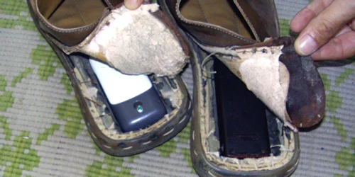 Telefoanele mobile au fost ascunse în pantofi