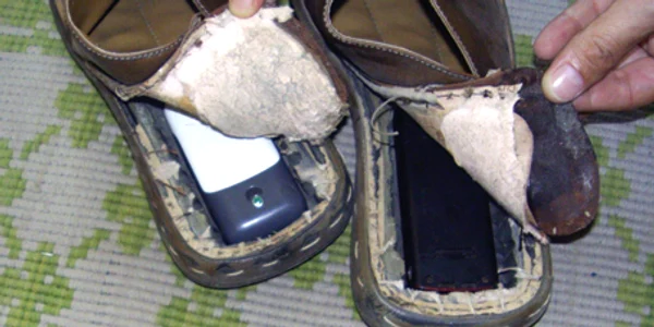 Telefoanele mobile au fost ascunse în pantofi