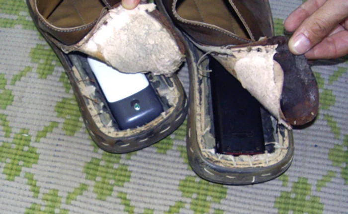 Telefoanele mobile au fost ascunse în pantofi