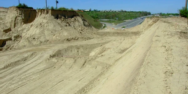 Obstacol ENEL pe traseul Autostrăzii Soarelui: stâlpii de electricitate