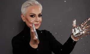 Monica Anghel ne-a asigurat că se simte foarte bine și se află în perioada de recuperare fiind nevoită să poarte o perioadă și ochelari de soare pentru a o proteja de lumina puternică de afară