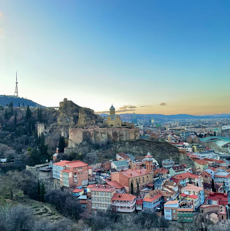 Clădiri vechi și castelul care veghează orasul