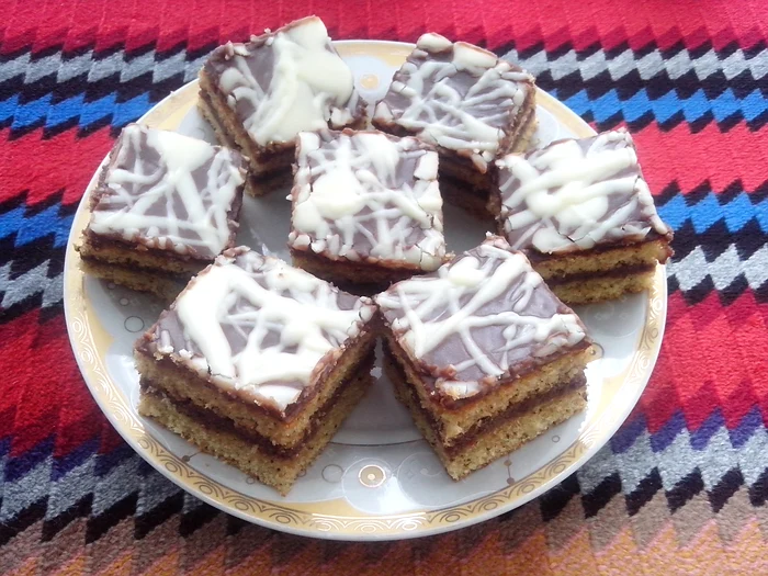 
    Pătrate cu cafea şi ciocolată  