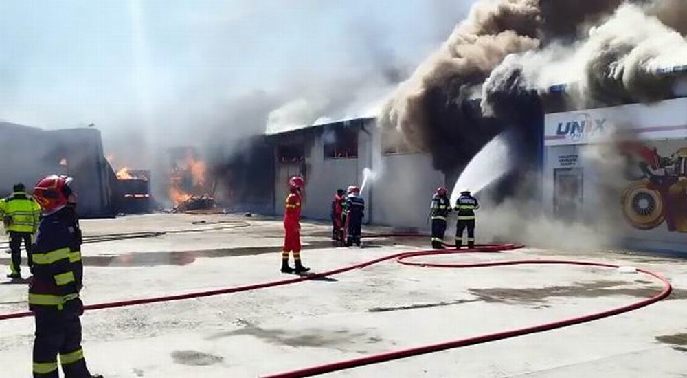 Afaceri ruinate de un incendiu devastator, în Neamţ. Şapte firme au fost afectate major