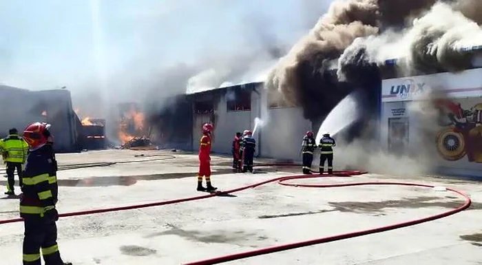 Flăcările s-au extins de la o firmă la alta FOTO ISU Neamț